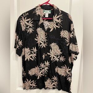 Made In Hawaii
Short sleeved shirt with pineapple & Hawaii map design 
XL